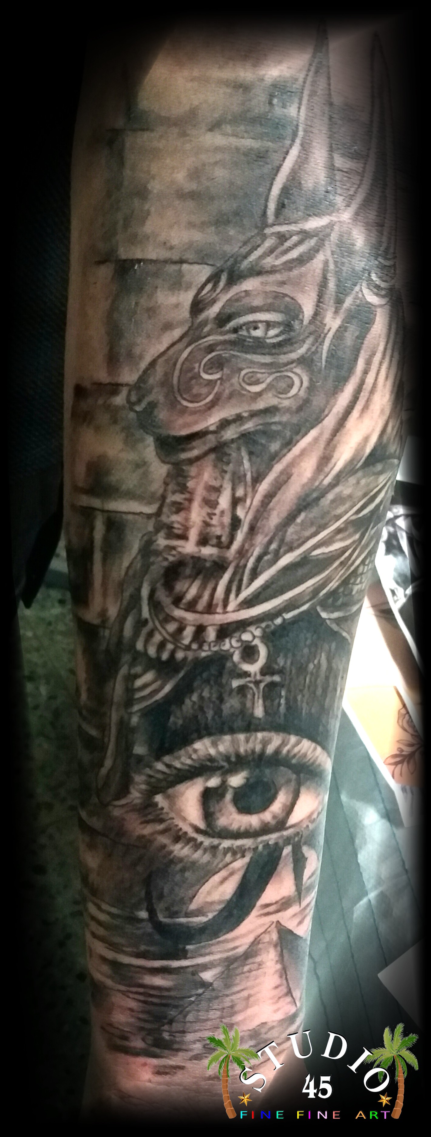 Aegybtisch Hund Auge Ra Pyramiden Unterarm Tattoo Recklinghausen STUDIO 45
